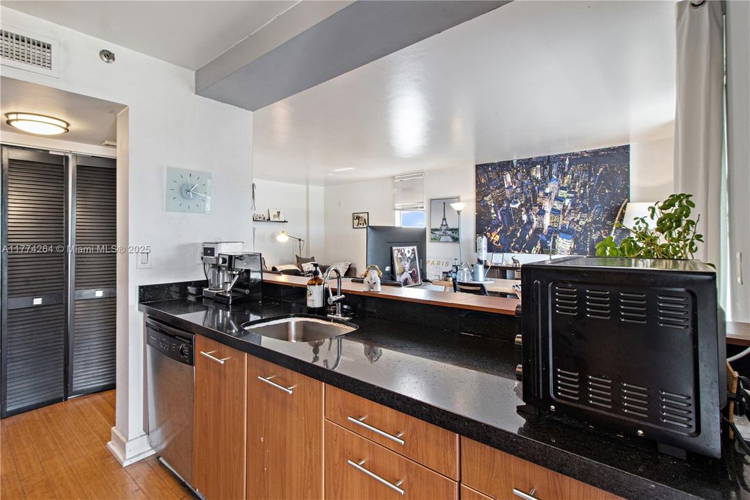 Recently Sold: $285,000 (1 beds, 1 baths, 775 Square Feet)