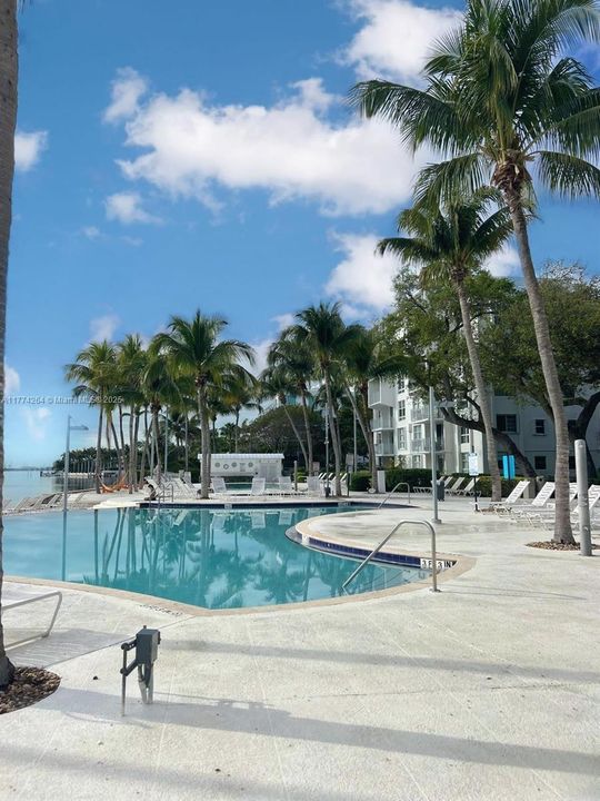 Recently Sold: $285,000 (1 beds, 1 baths, 775 Square Feet)