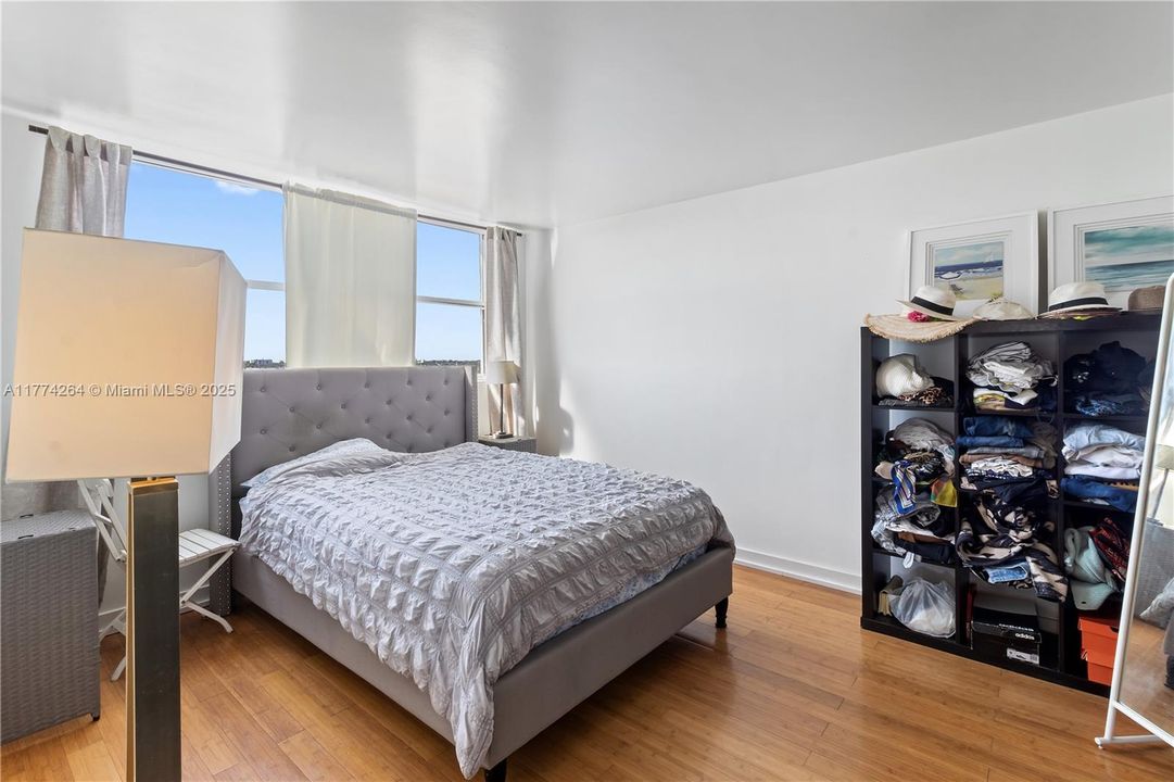 Recently Sold: $285,000 (1 beds, 1 baths, 775 Square Feet)