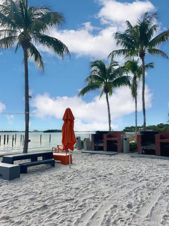 Recently Sold: $285,000 (1 beds, 1 baths, 775 Square Feet)