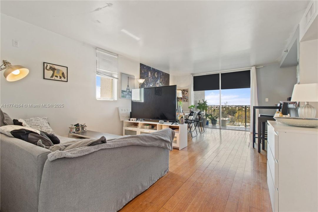 Recently Sold: $285,000 (1 beds, 1 baths, 775 Square Feet)