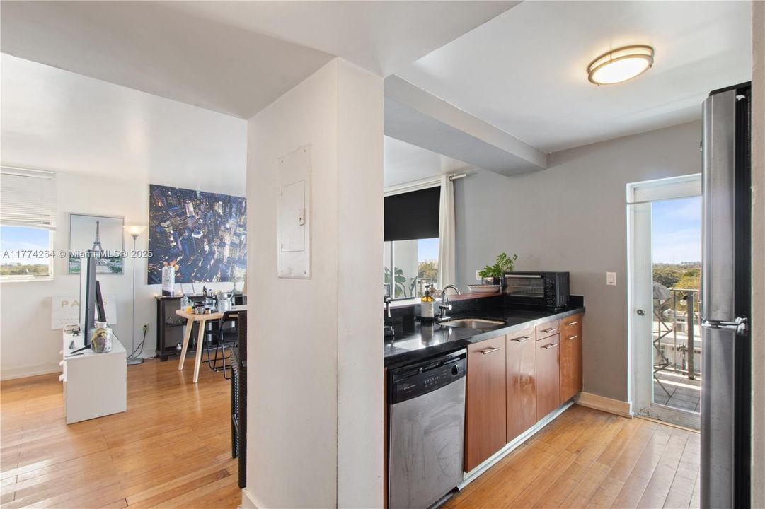 Recently Sold: $285,000 (1 beds, 1 baths, 775 Square Feet)