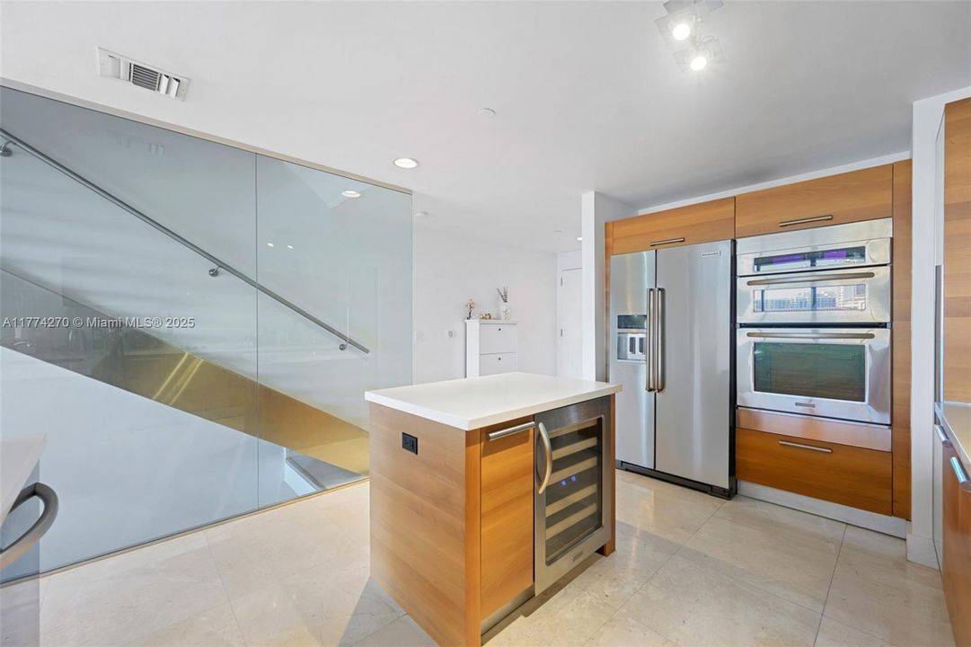 Recently Sold: $985,000 (3 beds, 3 baths, 1869 Square Feet)