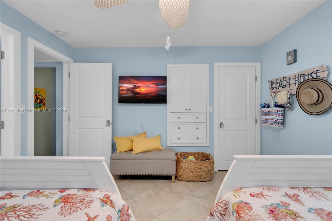 Recently Sold: $985,000 (2 beds, 2 baths, 1454 Square Feet)