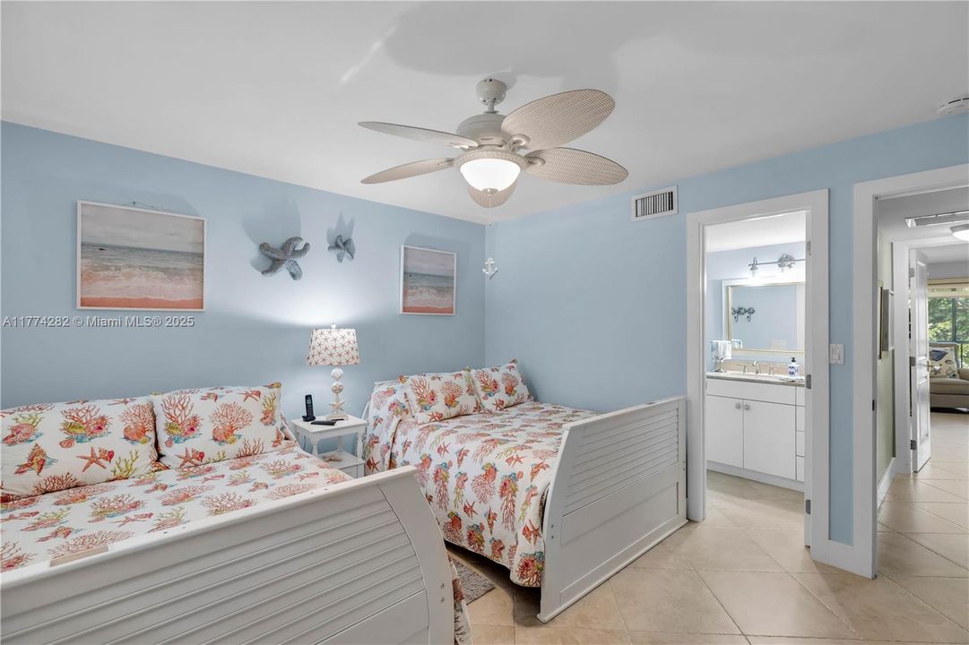 Recently Sold: $985,000 (2 beds, 2 baths, 1454 Square Feet)