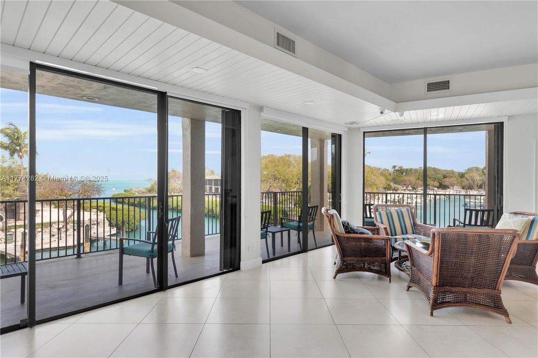 Recently Sold: $985,000 (2 beds, 2 baths, 1454 Square Feet)