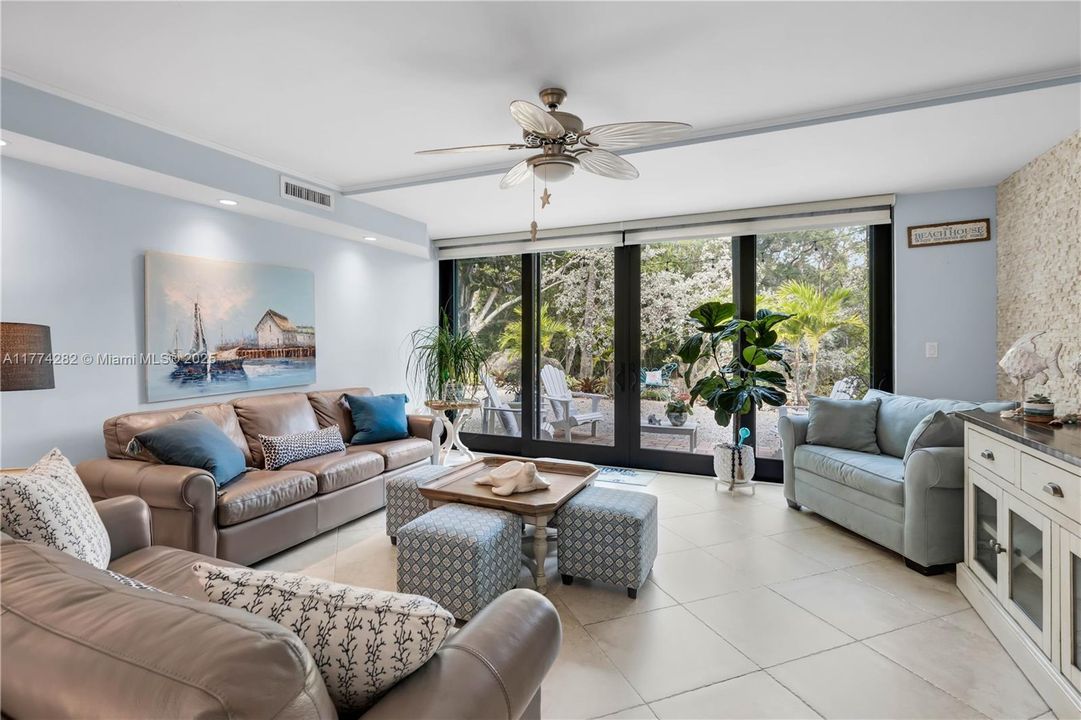 Recently Sold: $985,000 (2 beds, 2 baths, 1454 Square Feet)