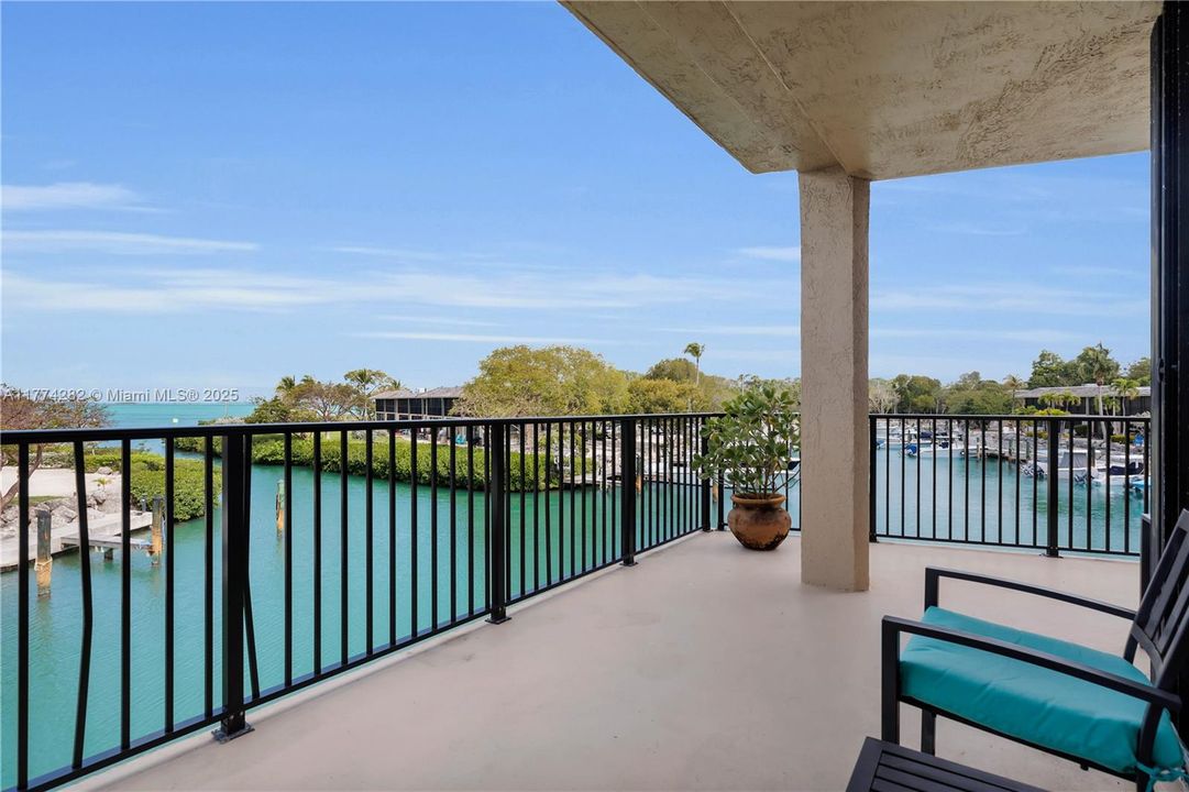 Recently Sold: $985,000 (2 beds, 2 baths, 1454 Square Feet)