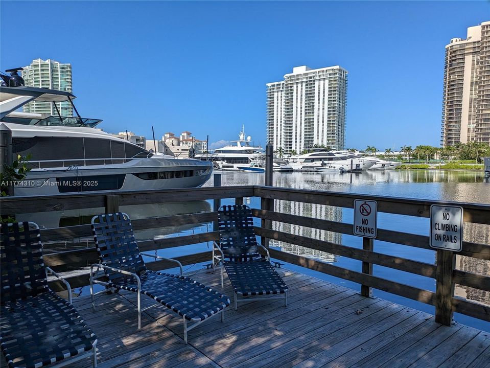 For Sale: $383,000 (1 beds, 1 baths, 730 Square Feet)