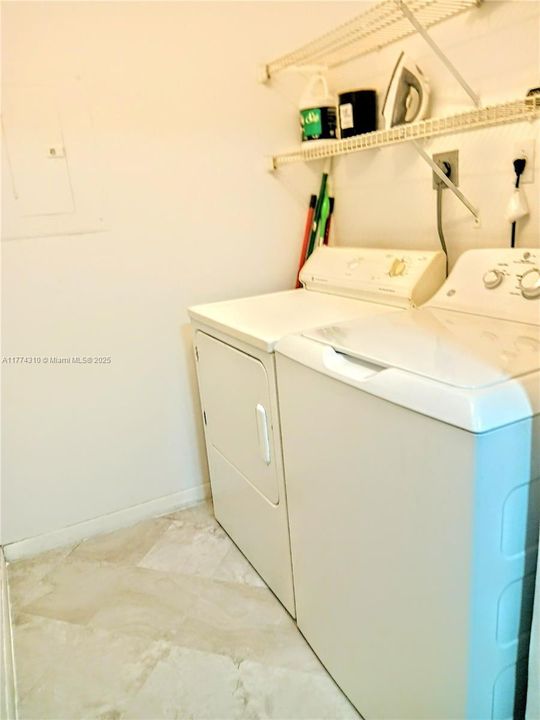 For Sale: $383,000 (1 beds, 1 baths, 730 Square Feet)