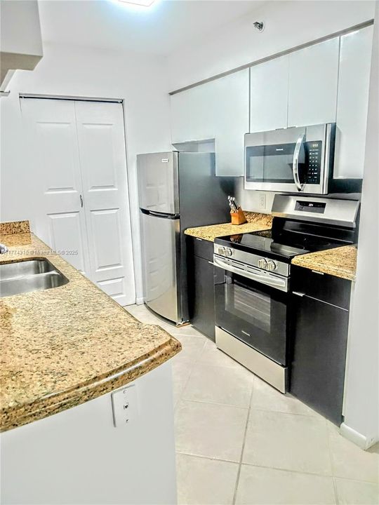 For Sale: $383,000 (1 beds, 1 baths, 730 Square Feet)