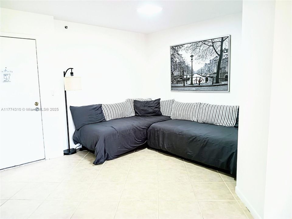 For Sale: $383,000 (1 beds, 1 baths, 730 Square Feet)
