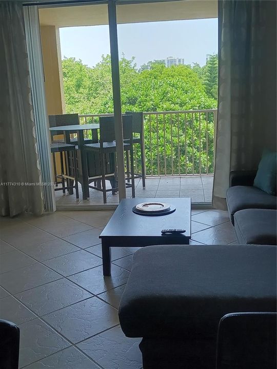 For Sale: $383,000 (1 beds, 1 baths, 730 Square Feet)