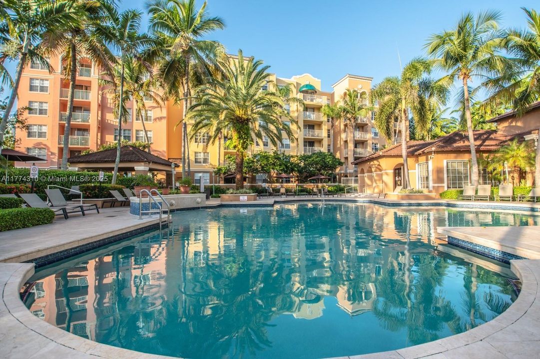 For Sale: $383,000 (1 beds, 1 baths, 730 Square Feet)