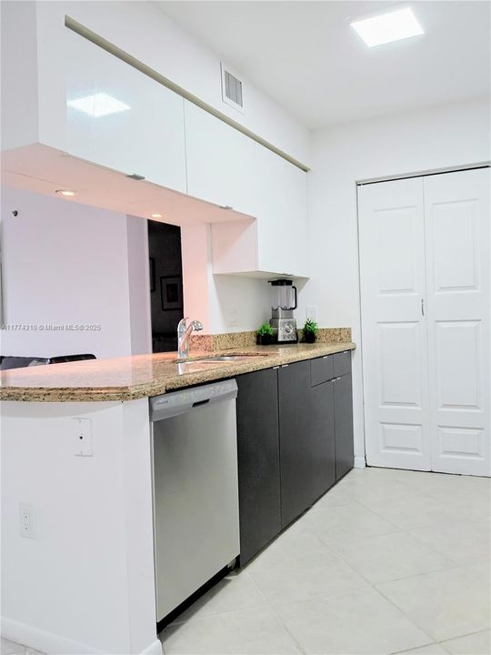 For Sale: $383,000 (1 beds, 1 baths, 730 Square Feet)