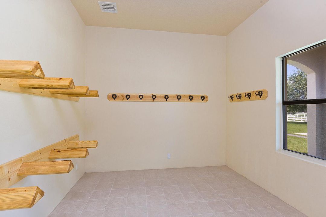 09_Saddleroom