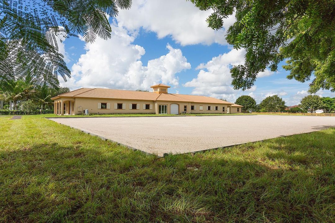01_Barn_Arena1