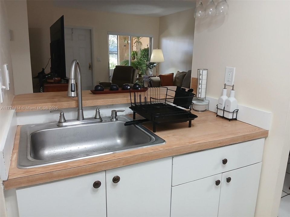 Recently Rented: $2,200 (2 beds, 2 baths, 825 Square Feet)