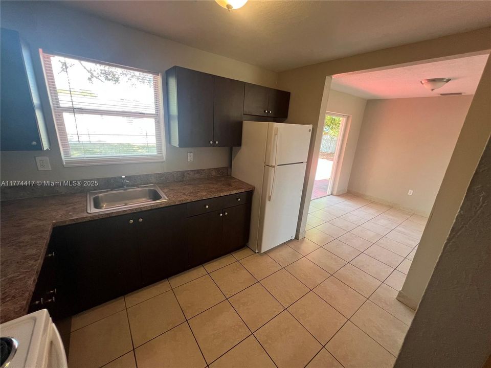 Recently Sold: $485,000 (4 beds, 2 baths, 1324 Square Feet)