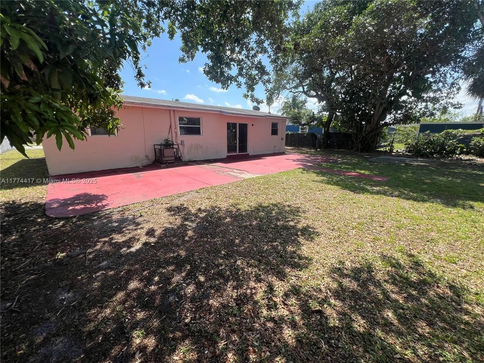 Recently Sold: $485,000 (4 beds, 2 baths, 1324 Square Feet)