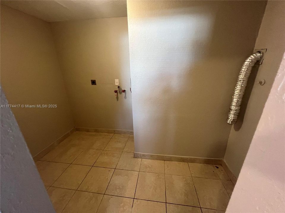 Recently Sold: $485,000 (4 beds, 2 baths, 1324 Square Feet)