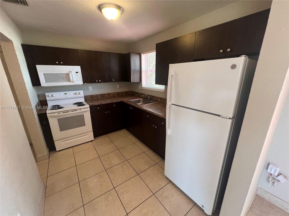 Recently Sold: $485,000 (4 beds, 2 baths, 1324 Square Feet)