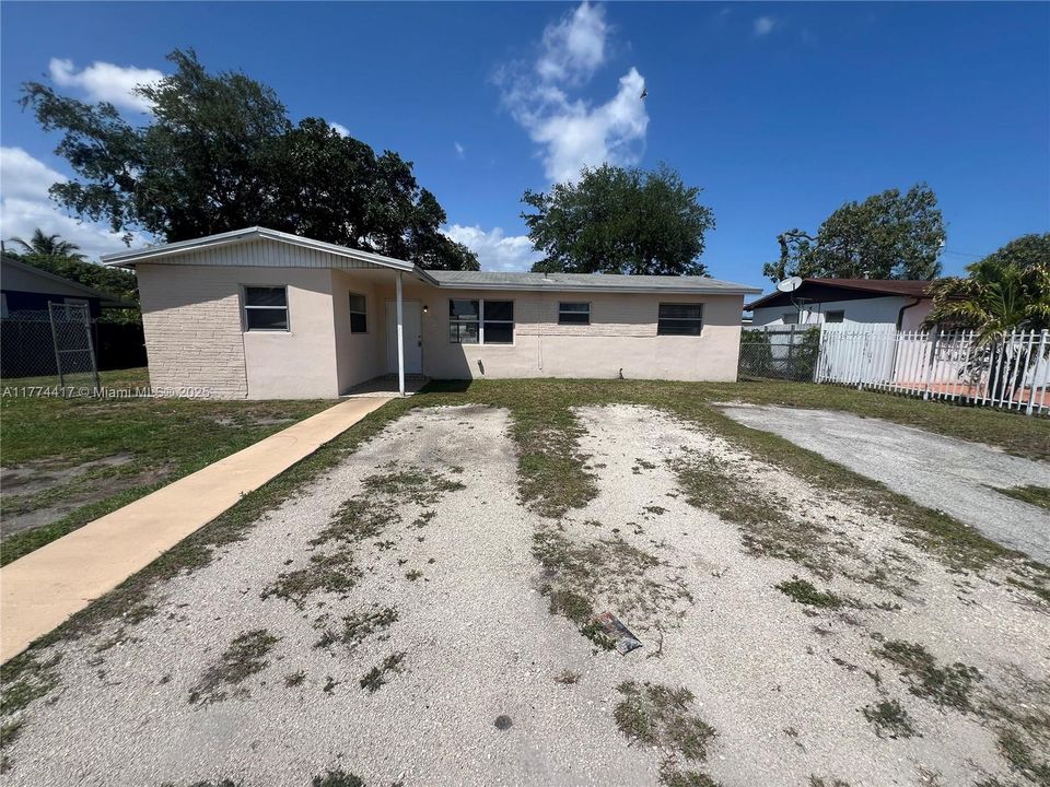 Recently Sold: $485,000 (4 beds, 2 baths, 1324 Square Feet)