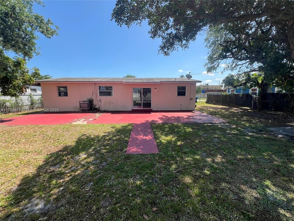 Recently Sold: $485,000 (4 beds, 2 baths, 1324 Square Feet)