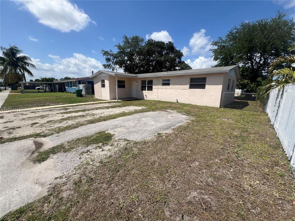 Recently Sold: $485,000 (4 beds, 2 baths, 1324 Square Feet)