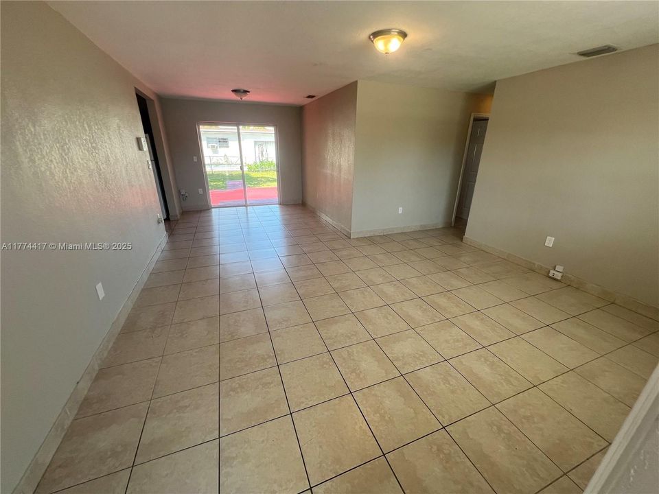 Recently Sold: $485,000 (4 beds, 2 baths, 1324 Square Feet)