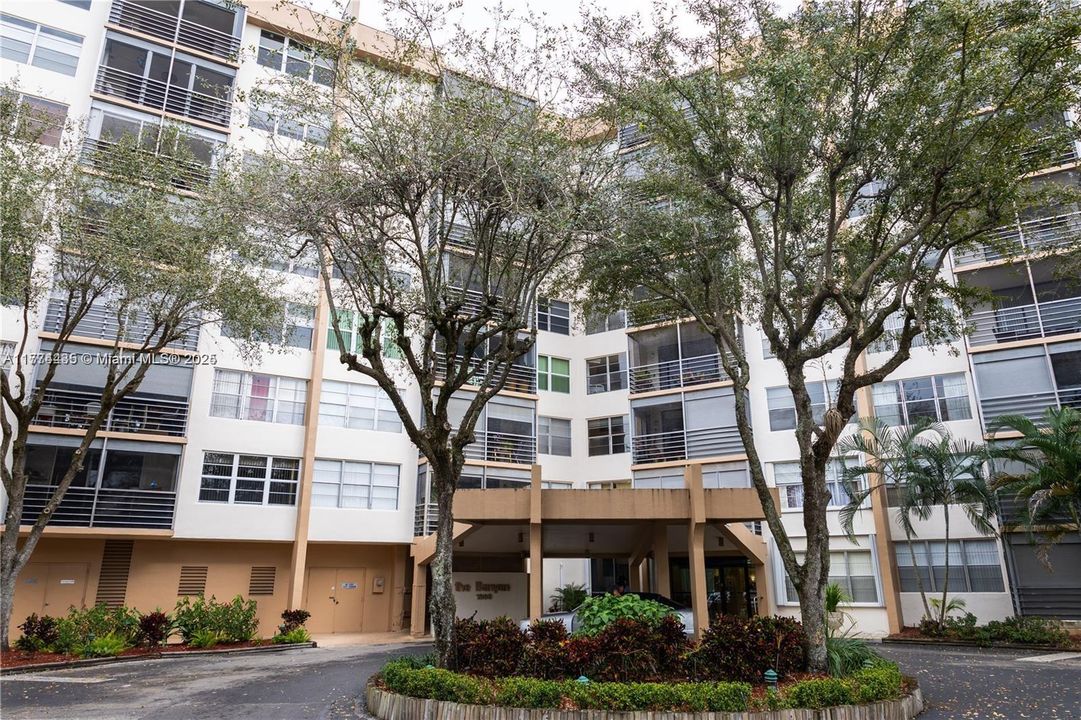 For Sale: $160,000 (2 beds, 2 baths, 980 Square Feet)