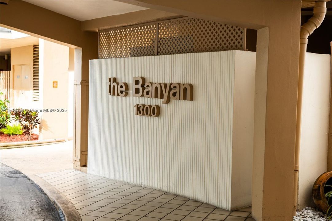 For Sale: $160,000 (2 beds, 2 baths, 980 Square Feet)