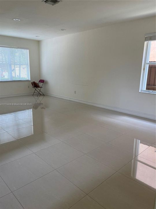 Recently Rented: $2,700 (3 beds, 2 baths, 1693 Square Feet)