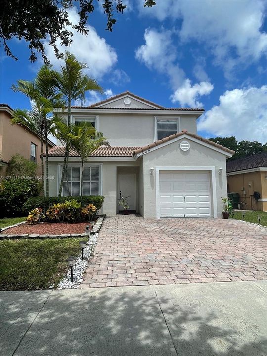 Move-In Ready, spacious and impeccable Single Family Home.