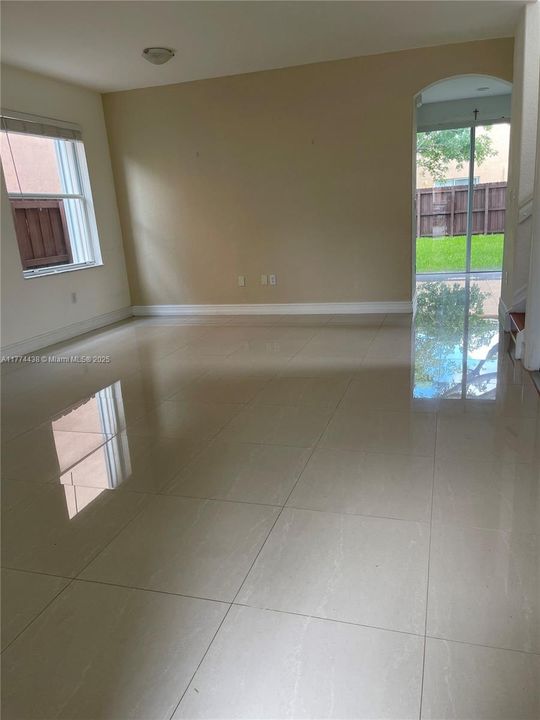 Recently Rented: $2,700 (3 beds, 2 baths, 1693 Square Feet)