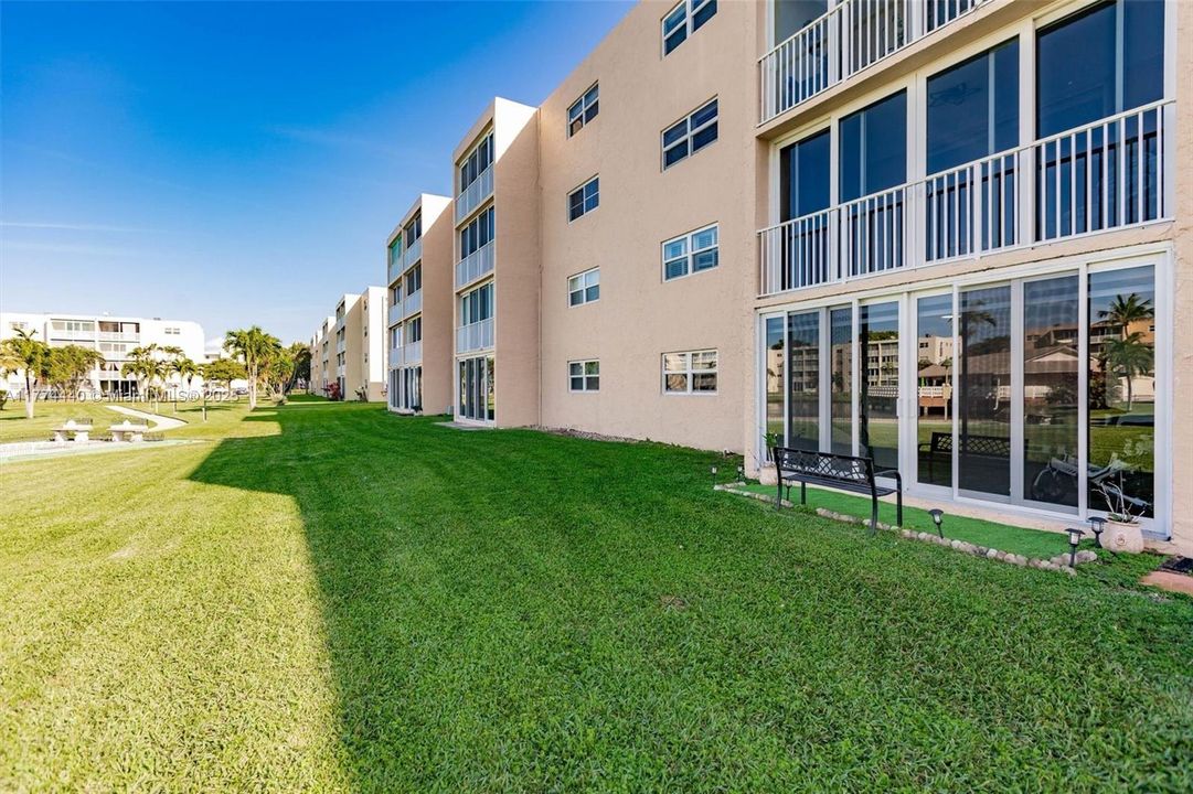 Vendido Recientemente: $339,000 (2 camas, 2 baños, 1144 Pies cuadrados)