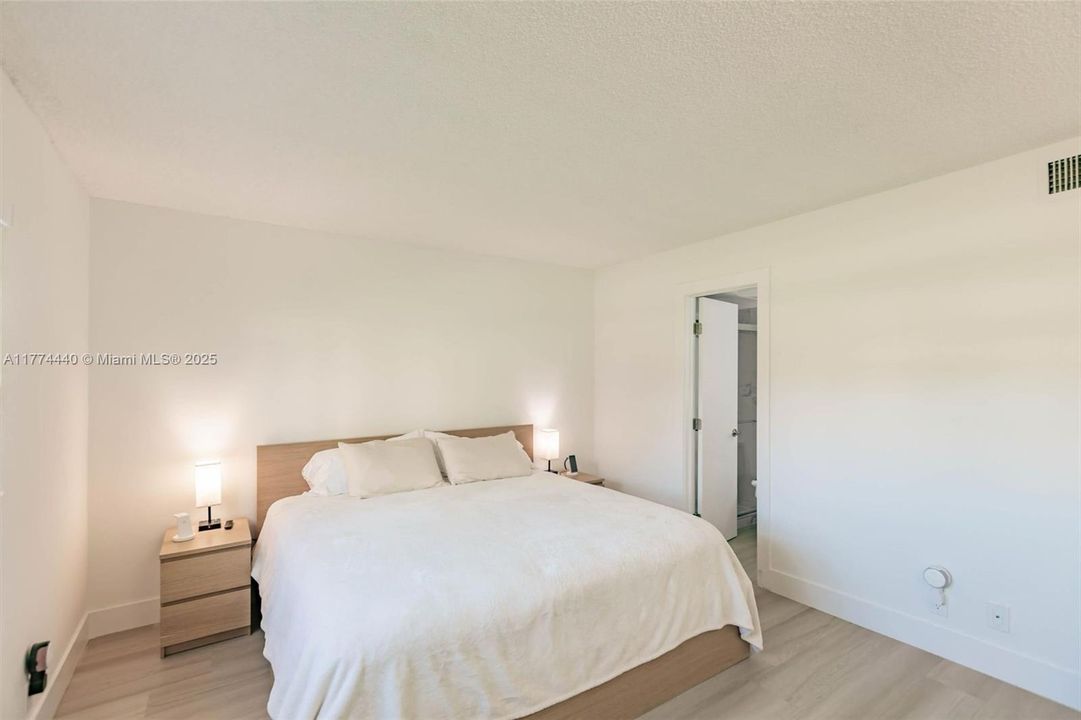 Vendido Recientemente: $339,000 (2 camas, 2 baños, 1144 Pies cuadrados)