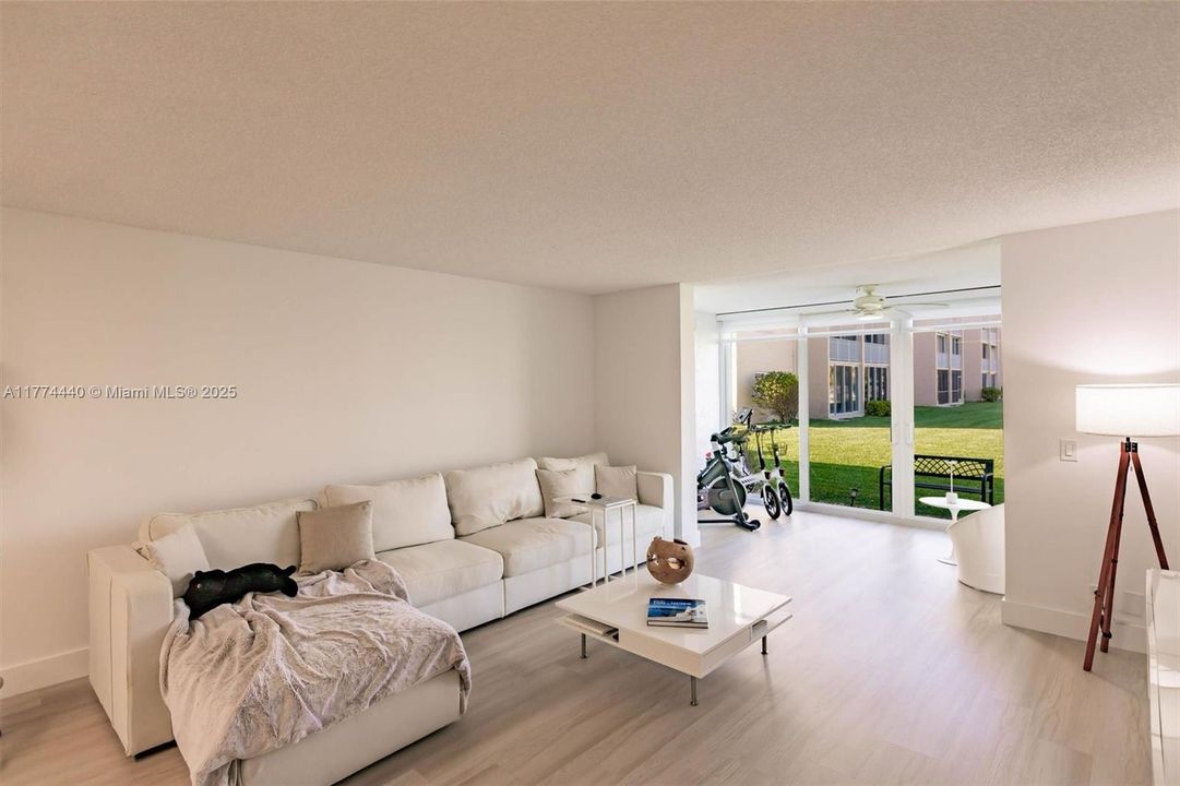 Vendido Recientemente: $339,000 (2 camas, 2 baños, 1144 Pies cuadrados)