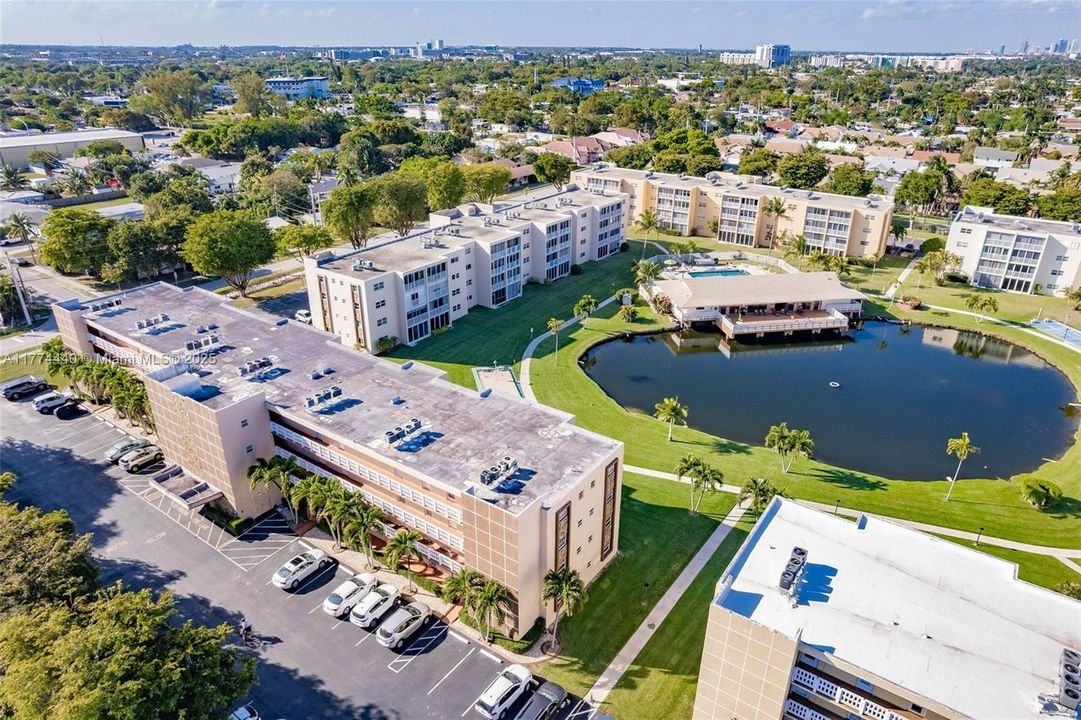 Vendido Recientemente: $339,000 (2 camas, 2 baños, 1144 Pies cuadrados)