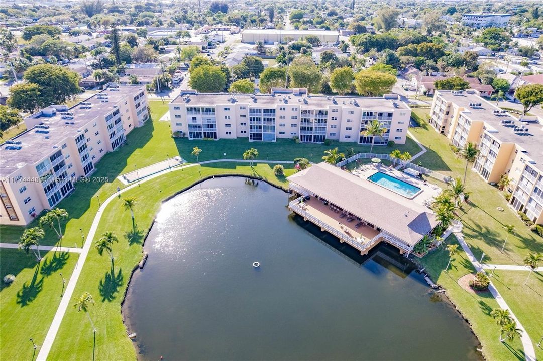 Vendido Recientemente: $339,000 (2 camas, 2 baños, 1144 Pies cuadrados)