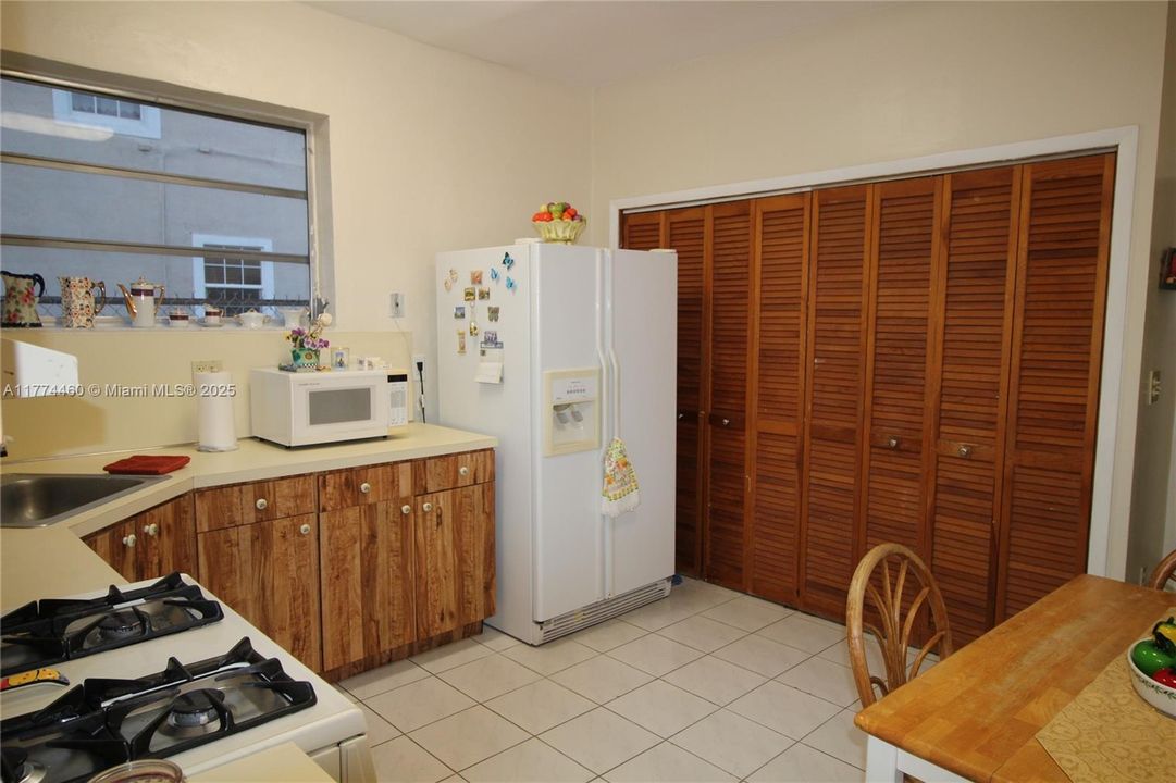 For Sale: $949,900 (0 beds, 0 baths, 2415 Square Feet)