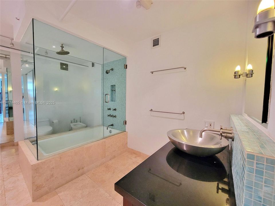 Recently Sold: $644,900 (2 beds, 2 baths, 1075 Square Feet)