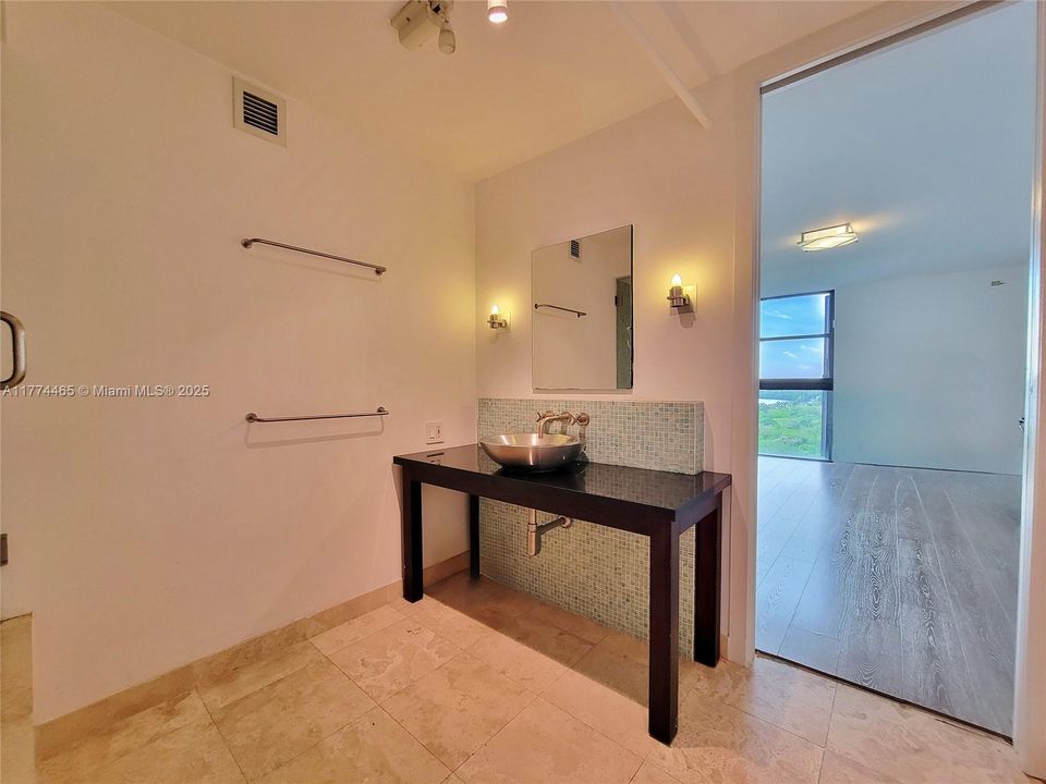 Recently Sold: $644,900 (2 beds, 2 baths, 1075 Square Feet)