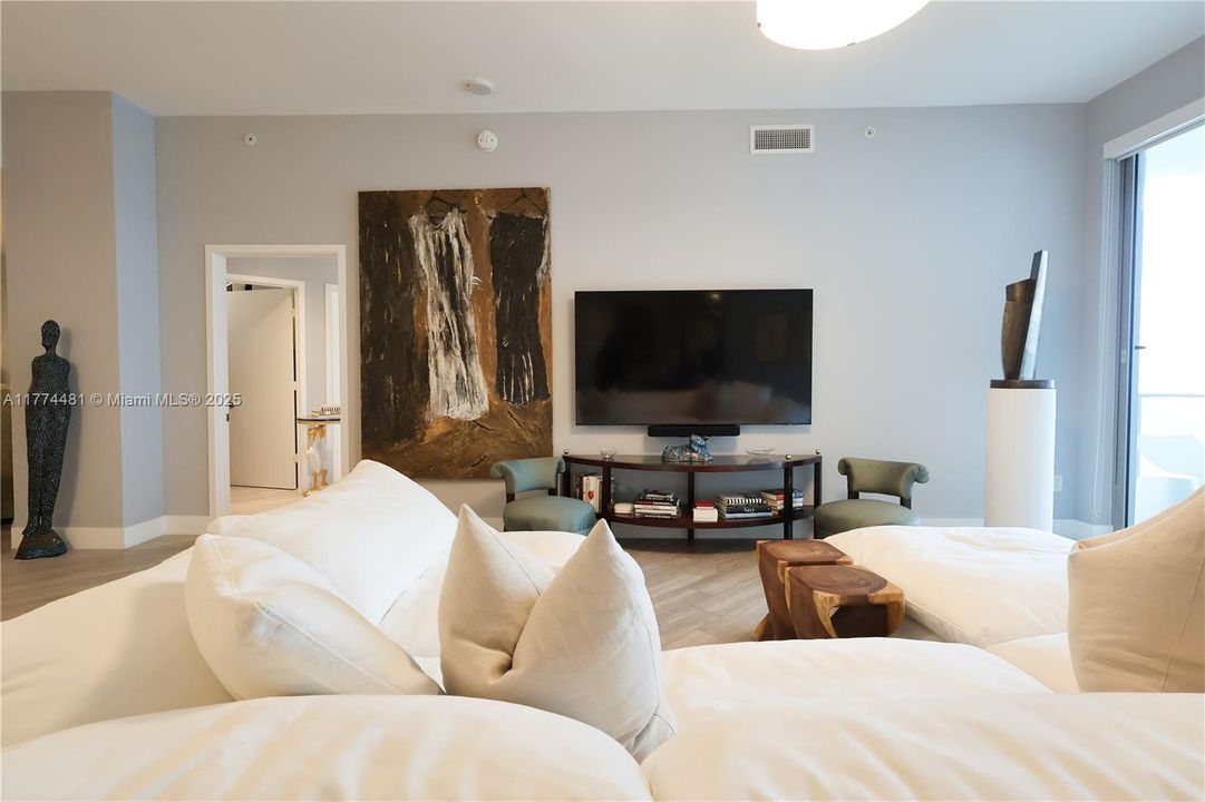 Recently Rented: $6,000 (2 beds, 3 baths, 1808 Square Feet)