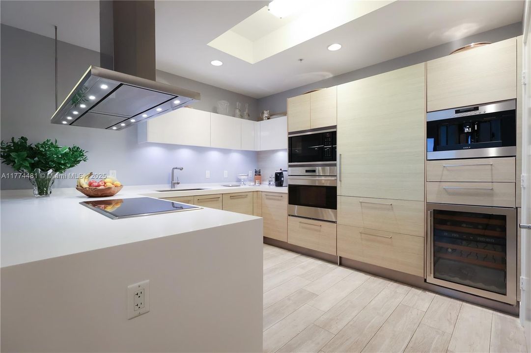 Recently Rented: $6,000 (2 beds, 3 baths, 1808 Square Feet)