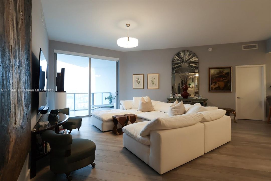 Recently Rented: $6,000 (2 beds, 3 baths, 1808 Square Feet)