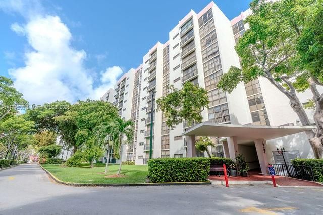 For Sale: $294,890 (2 beds, 2 baths, 894 Square Feet)