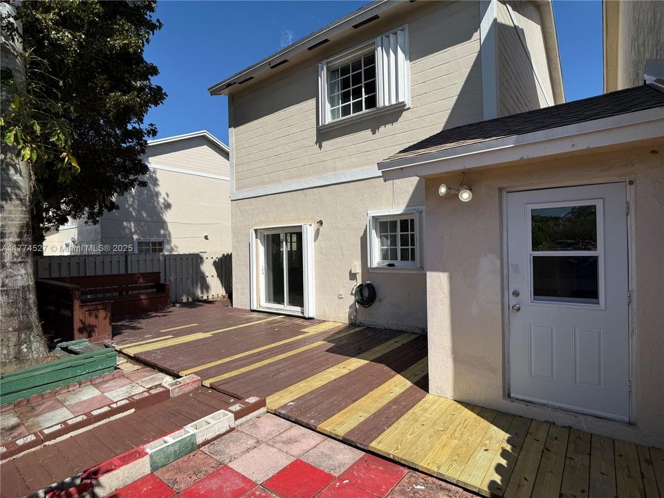 Recently Sold: $460,000 (3 beds, 2 baths, 1611 Square Feet)