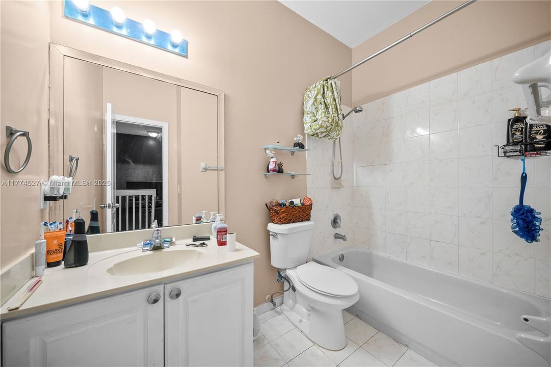 Recently Sold: $460,000 (3 beds, 2 baths, 1611 Square Feet)