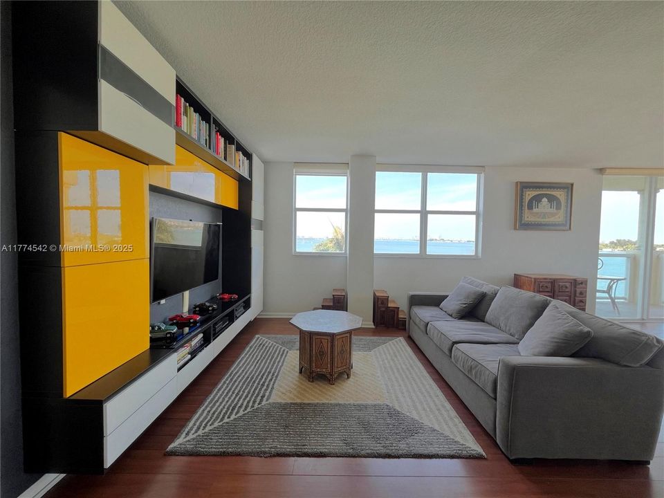 For Sale: $530,000 (2 beds, 2 baths, 1253 Square Feet)